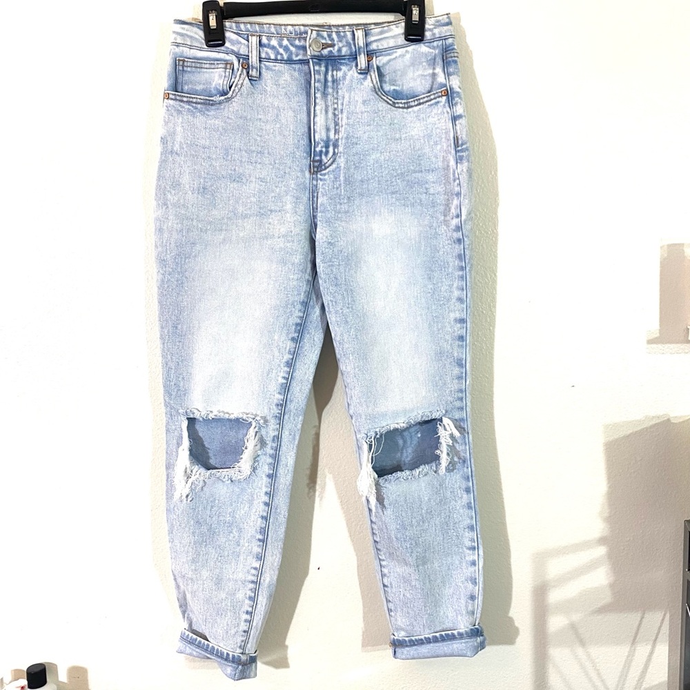 No boundaries Mom jeans distressed knee, light wash, sz 9